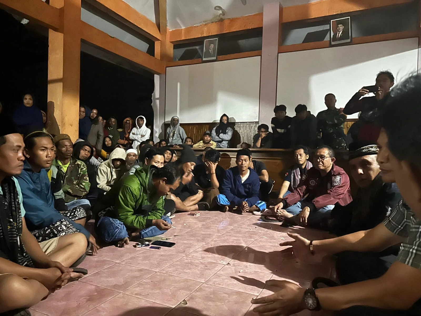 MENCEKAM: Suasana saat sejumlah warga melakukan mediasi di Kantor Desa Kaligedang beberapa waktu lalu.&nbsp;
