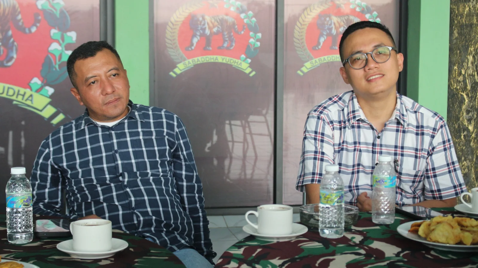 BERI KETERANGAN: Bambang Trianto, Manajer PTPN I Regional 5 (kiri) memberikan penjelasan kepada sejumlah awak media.