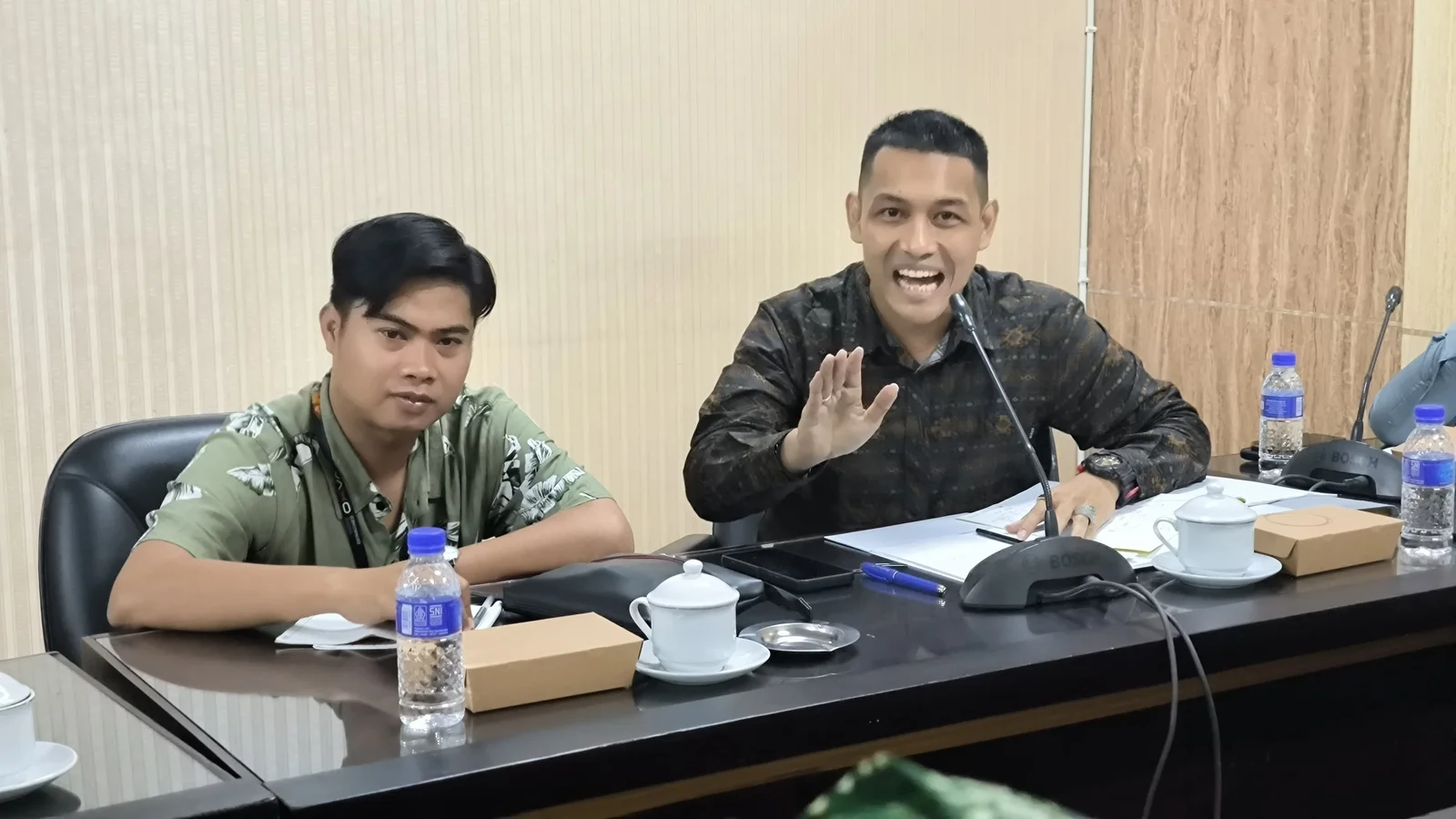 MINTA PENGEMBALIAN TANAH: Kuasa hukum ahli waris, Renal Shendra menyampaikan aduan terkait penguasaan lahan milik masyarakat di pemandian Patemon Desa Patemon Kecamatan Tanggul kepada Komisi C DPRD
