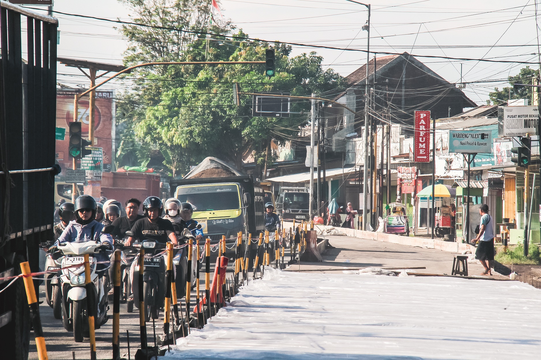 LEBIH KOKOH: Jalan Otto Iskandardinata, Desa/Kecamatan Ajung, yang sering rusak mulai dicor beton, kemarin. (JUMAI/RADAR JEMBER)