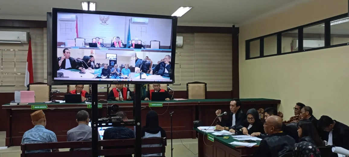 Para terdakwa kasus kredit fiktif BWU Jember yang melibatkan eks pejabat BNI Jember dan KSP MUMS, menjalani sidang keterangan terdakwa dipimpin Hakim Ketua Darwanto (9/5/2025). (ALANANTO)