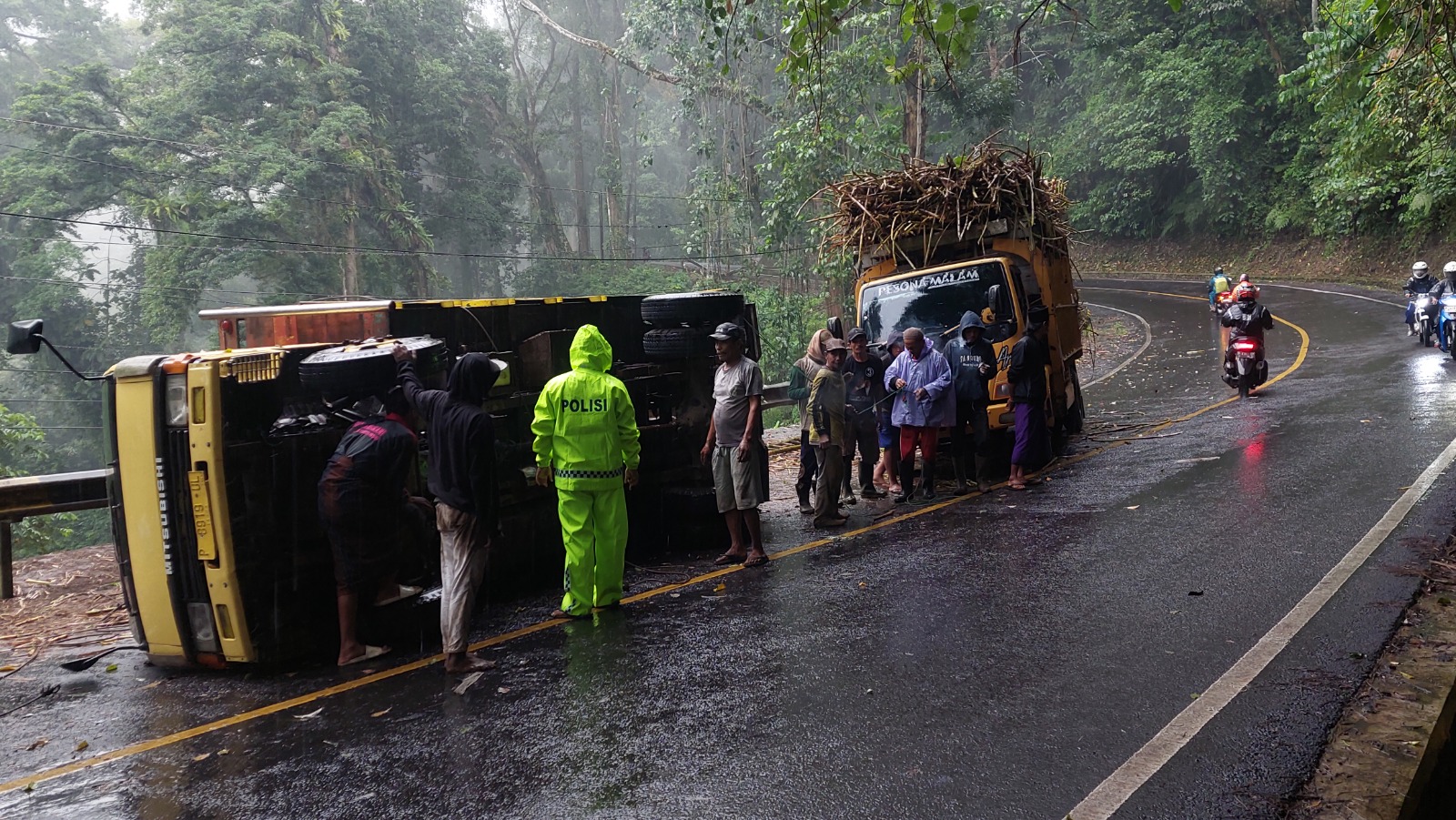 MAKAN KORBAN LAGI: Jalan miring di tikungan mbah Singo makan korban lagi, truk disopiri Mistun, warga Sumberbaru terguling di KM 36.800 Desa Sidomulyo, Silo Minggu (18/5) pukul 20.30.