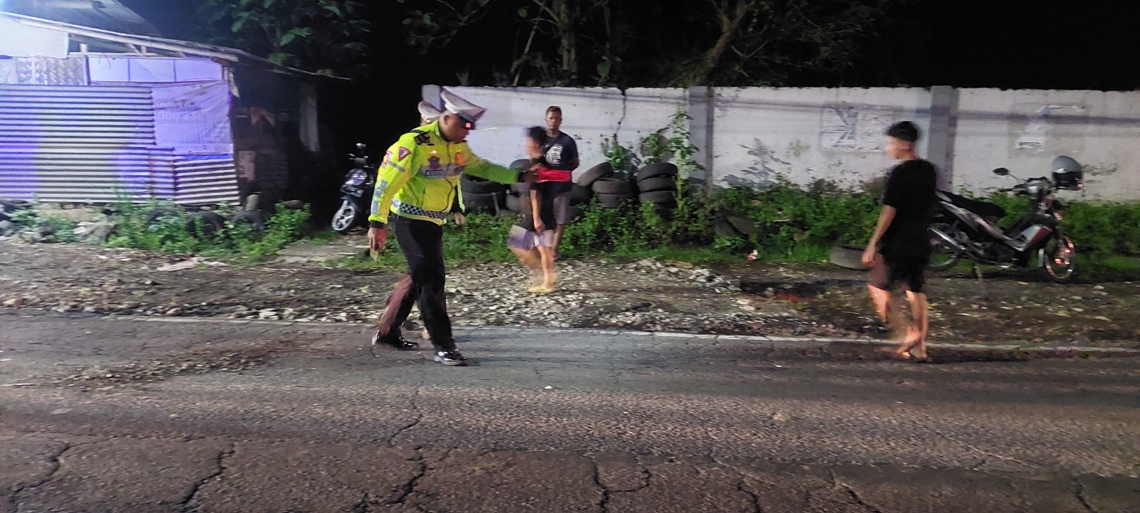 DATANGI LOKASI: Anggota Lakalantas Polres Jember saat mendatangi lokasi kecelakaan yang mengakibatkan seorang dosen meninggal tertabrak truk di Desa Kertosari, Pakusari Minggu (18/5) pukul 17.45 wib.