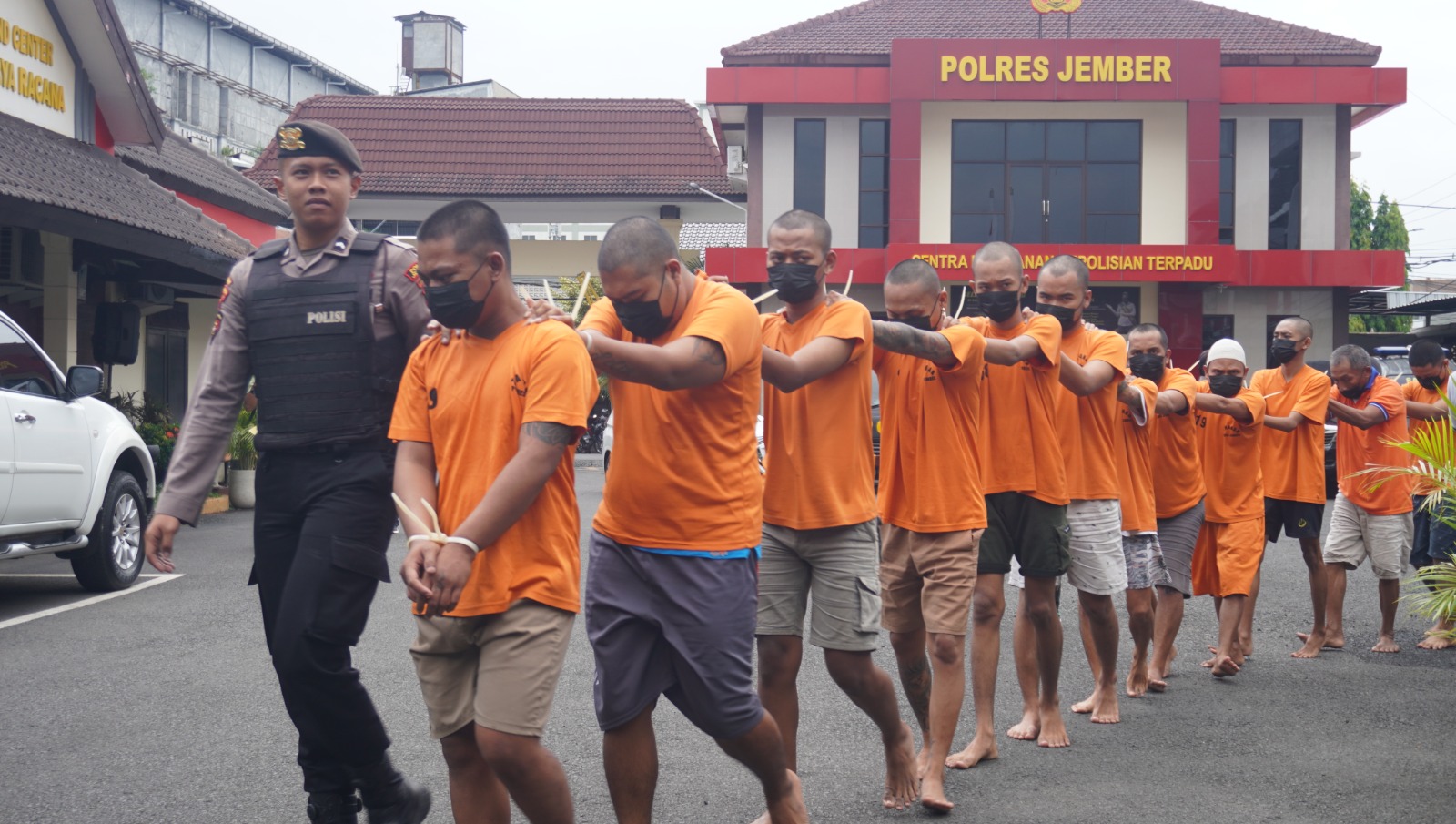 SADIS: Sejumlah tersangka yang dibawa ke ruang konferensi pers Mapolres Jember, kemarin. Salah satunya kasus pembunuhan yang tersangkanya sudah buron selama 7 tahun.
