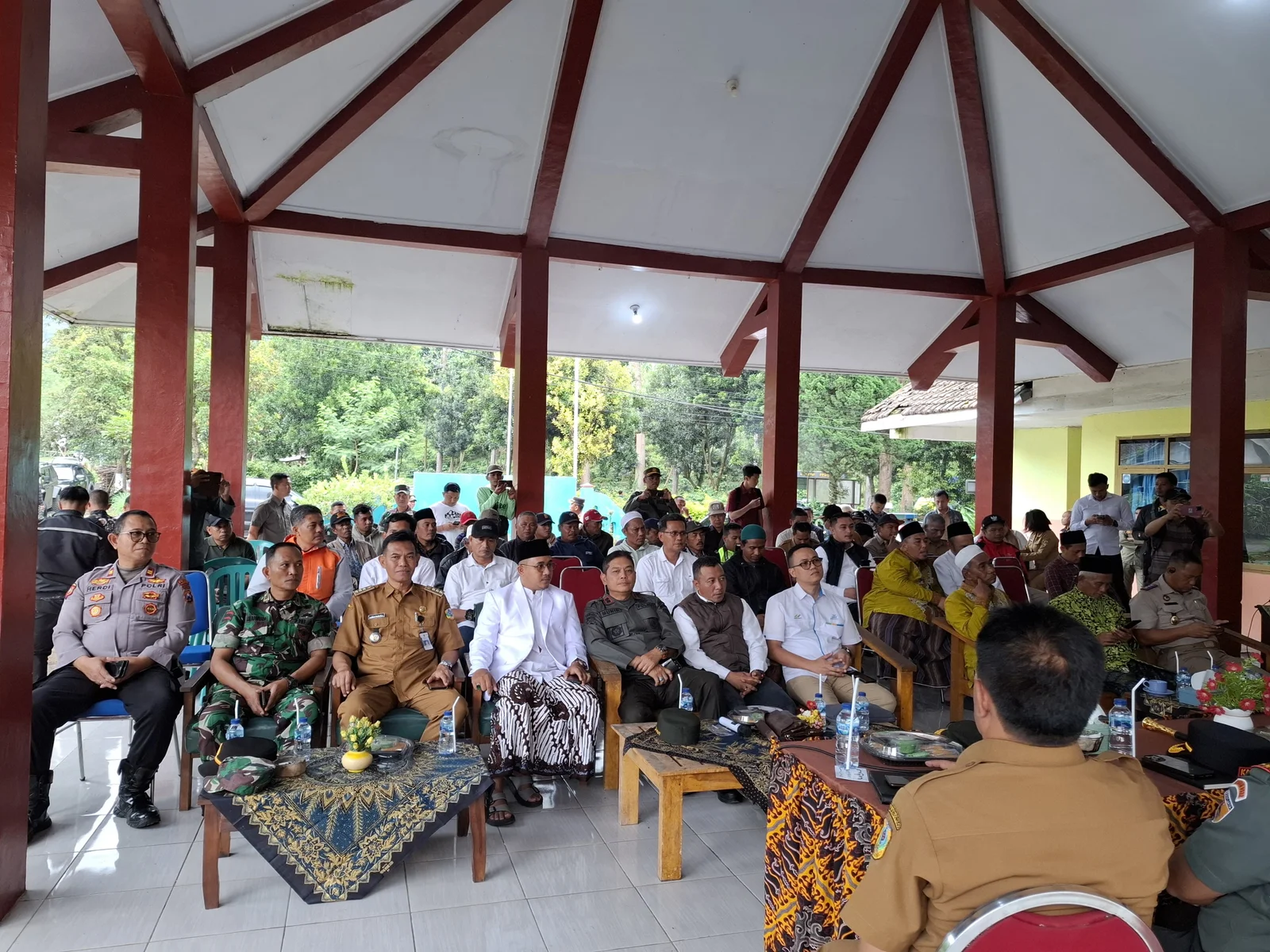SAMPAIKAN KELUHAN: Warga Kaligedang, Erik Widiyanto menyampaikan pendapatnya dalam musyawarah bersama antara Forkopimda dan Warga di Kantor Kecamatan Ijen. (ILHAM/RJ)
