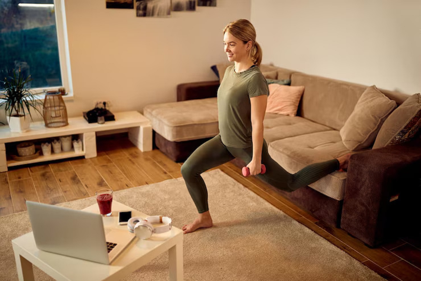 Ilustrasi split squat di rumah. (freepik)