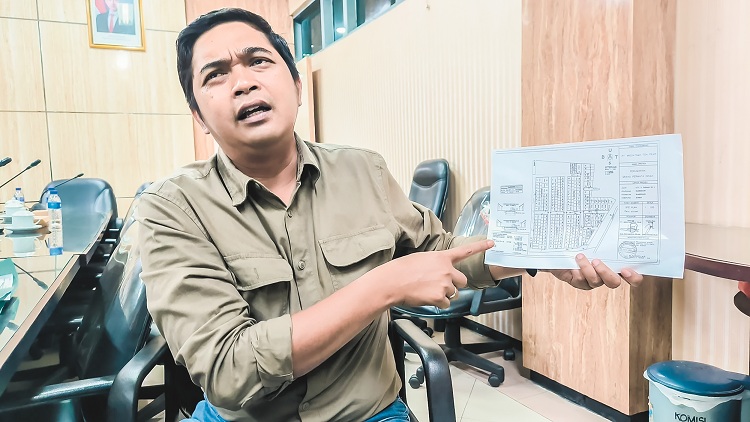 KECEWA: Ketua Komisi B DPRD Jember Candra Ary Fianto menunjukkan site plan perumahan Grand Permata Indah (GPI) di Kelurahan/Kecamatan Sumbersari yang berbeda dengan yang disetujui bupati, Senin (19/5)