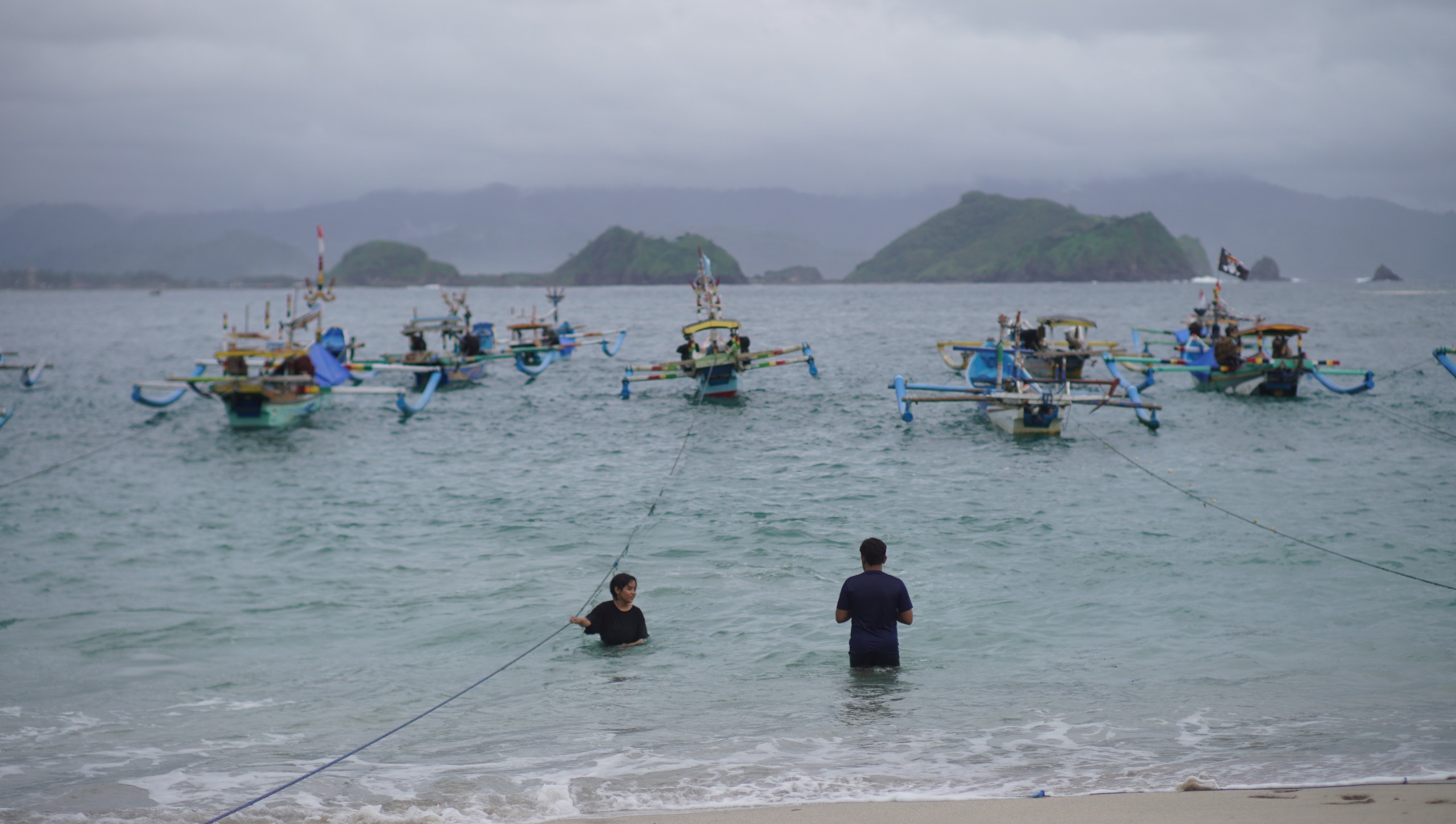 Pantai Papuma, salah satu destinasi wisata unggulan Jember. Terkait keluhan mahalnya tiket Papuma, Bupati Fawait pun mencoba menyambungkan hal tersebut lewat Komisi IV DPR RI. ((MAULANA/RADAR JEMBER)