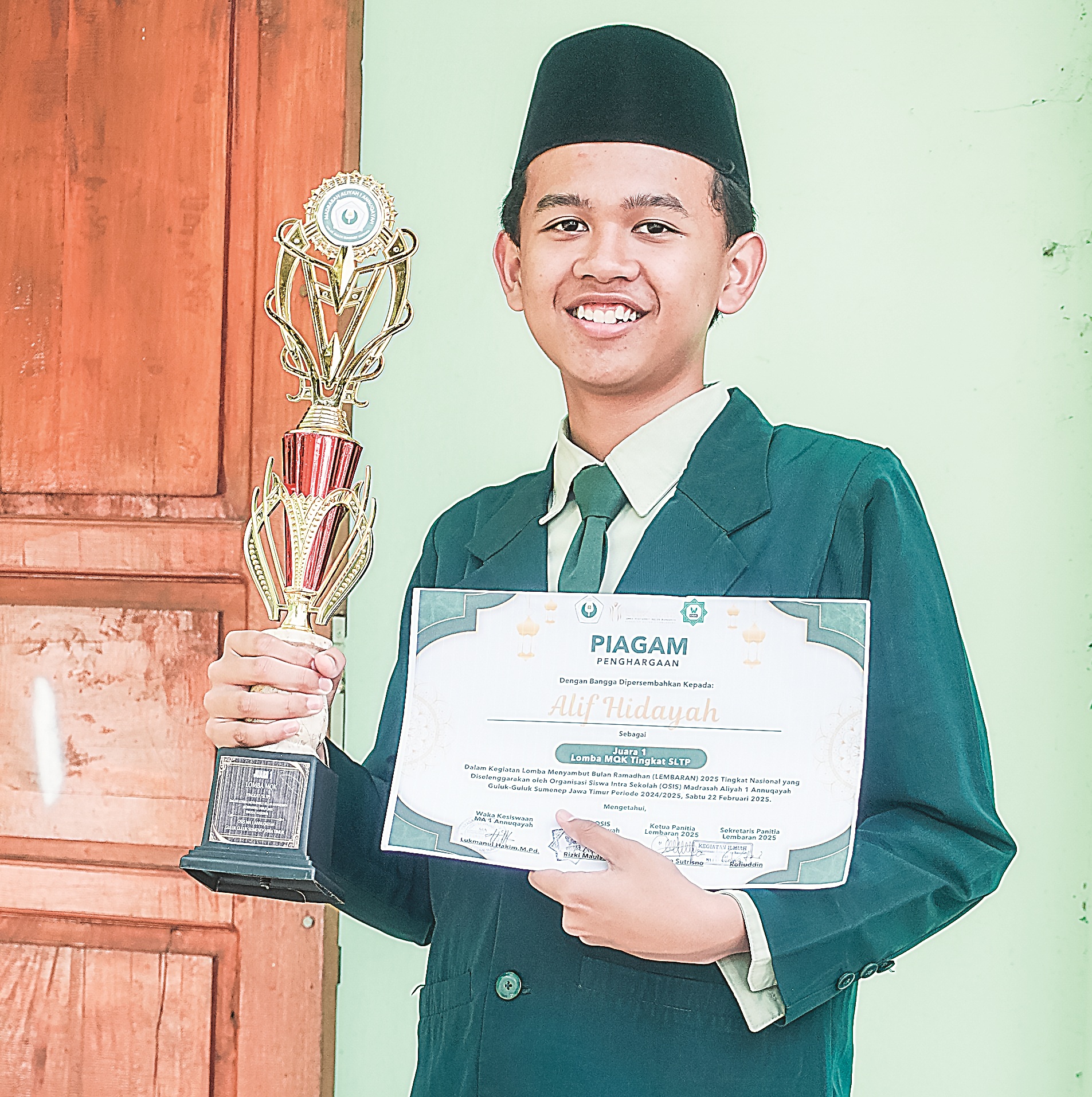 PRESTISIUS: Santri MTs Unggulan Nuris Jember, Muhammad Alif Hidayah, dengan bangga mengangkat piala dan piagam seusai meraih juara musabaqah qiraatul kutub (MQK) tingkat nasional. (Nuris Jember)