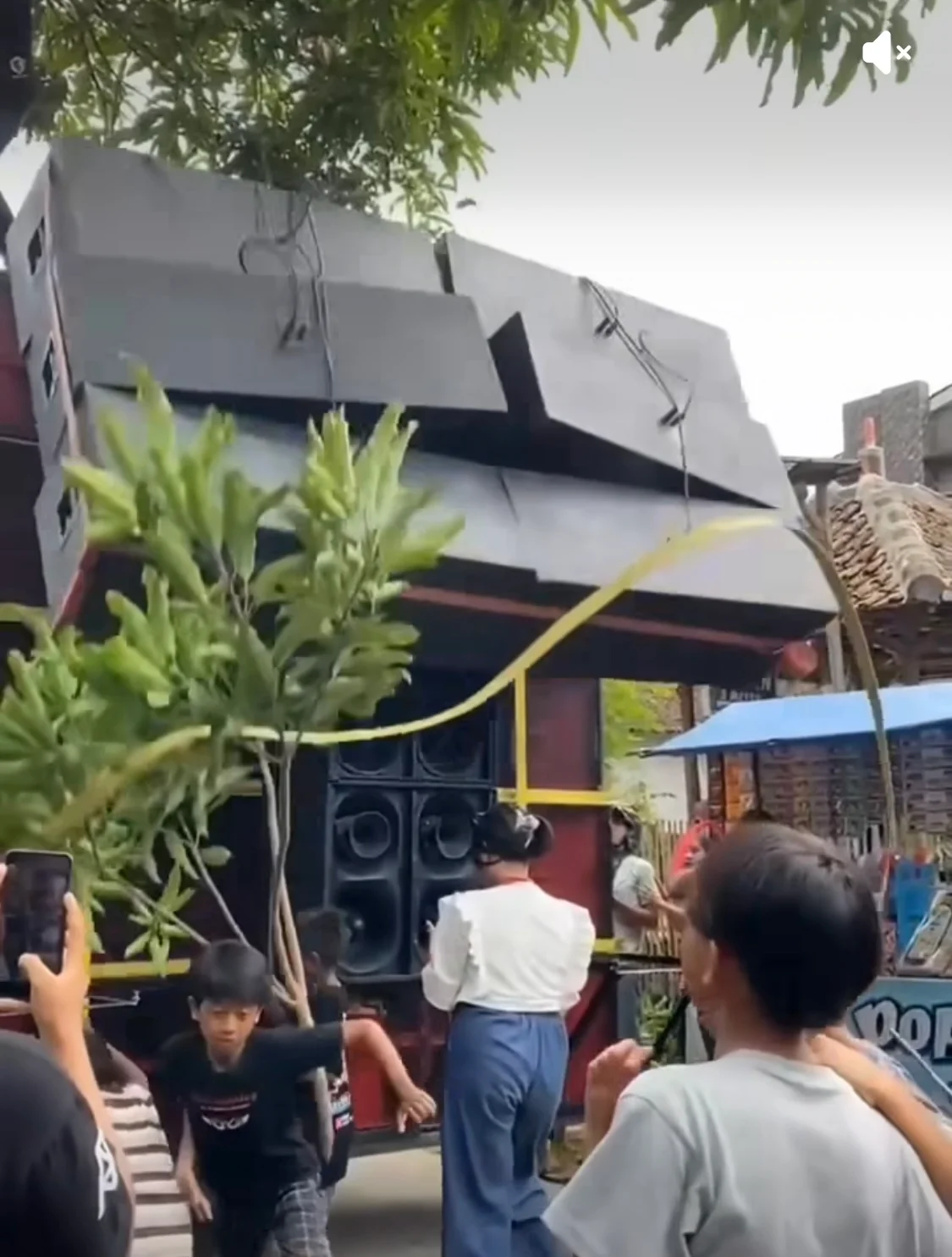 TERTIMPA SOUND JUMBO: Tangkapan layar korban yang tertimpa sound horeg ukuran jumbo tepat dibelakang truk.