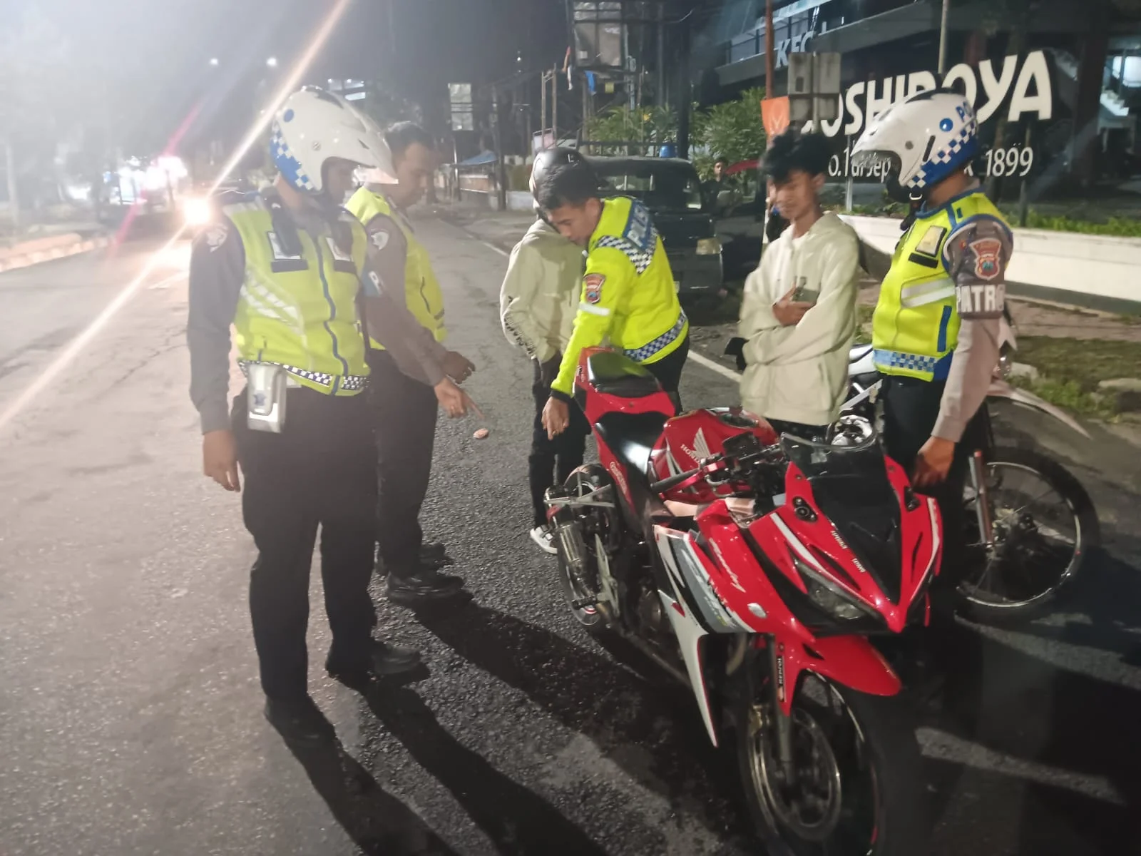 SIGAP : Satlantas Polres Jember amankan belasan motor terlibat balap liar di kawasan Jalan Gajah mada, Selasa (20/) dini hari.