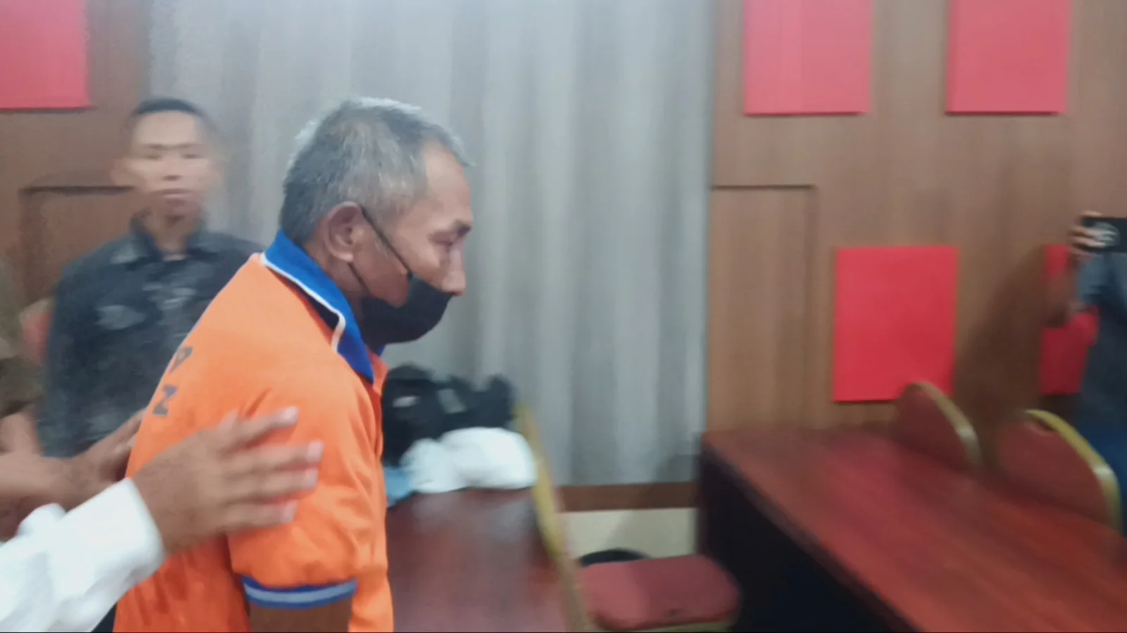 TRAGIS : Kakek pelaku kekerasan seksual kepada cucunya dihadirkan dalam konferensi pers, Senin (19/5). (ADHI/RJ)