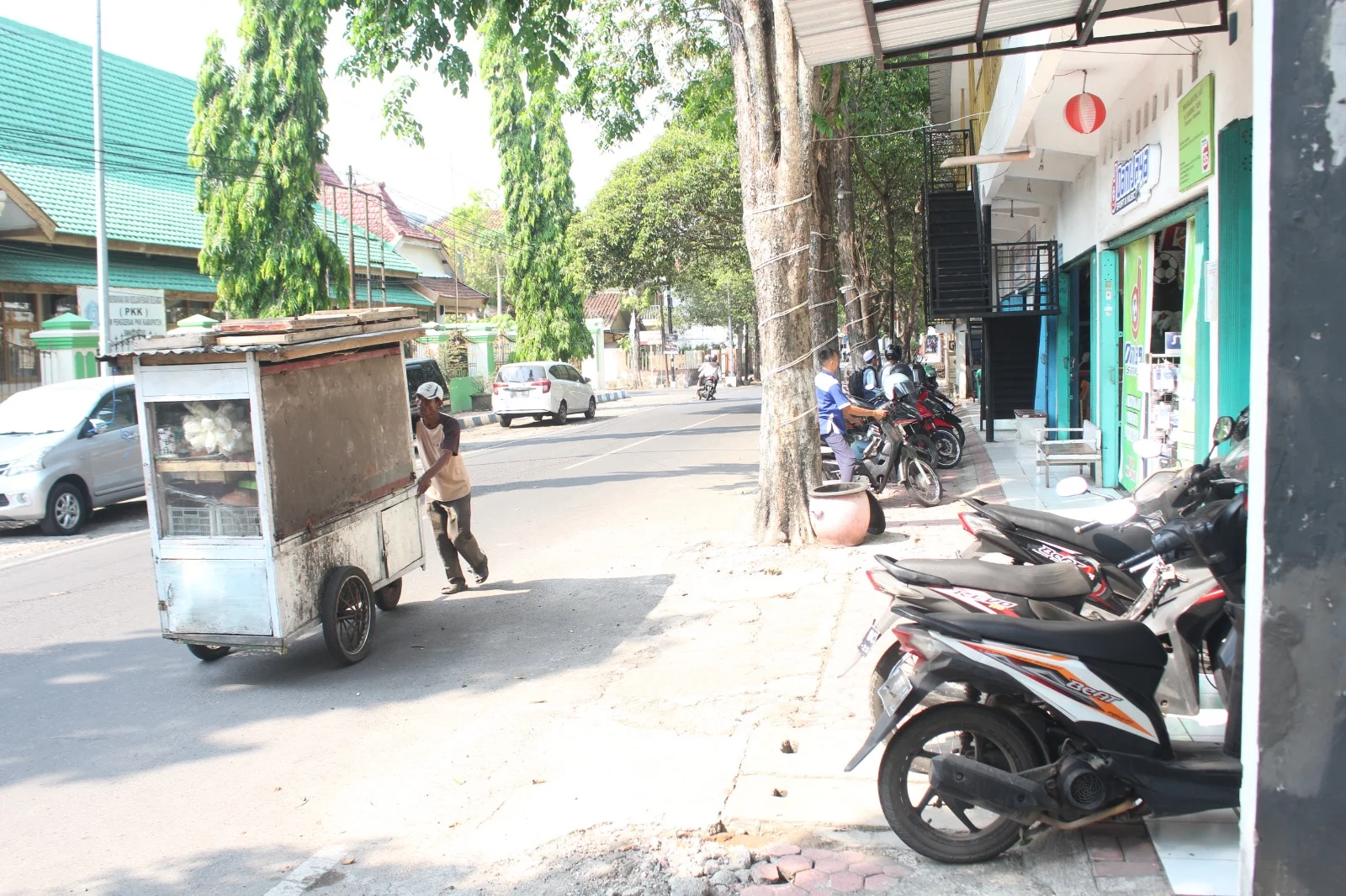 NAKAL: Masih ditemukan beberapa kendaraan roda dua yang diaprkir diatas trotoar di Jalan PB Sudirman. (FAQIH/RJ)