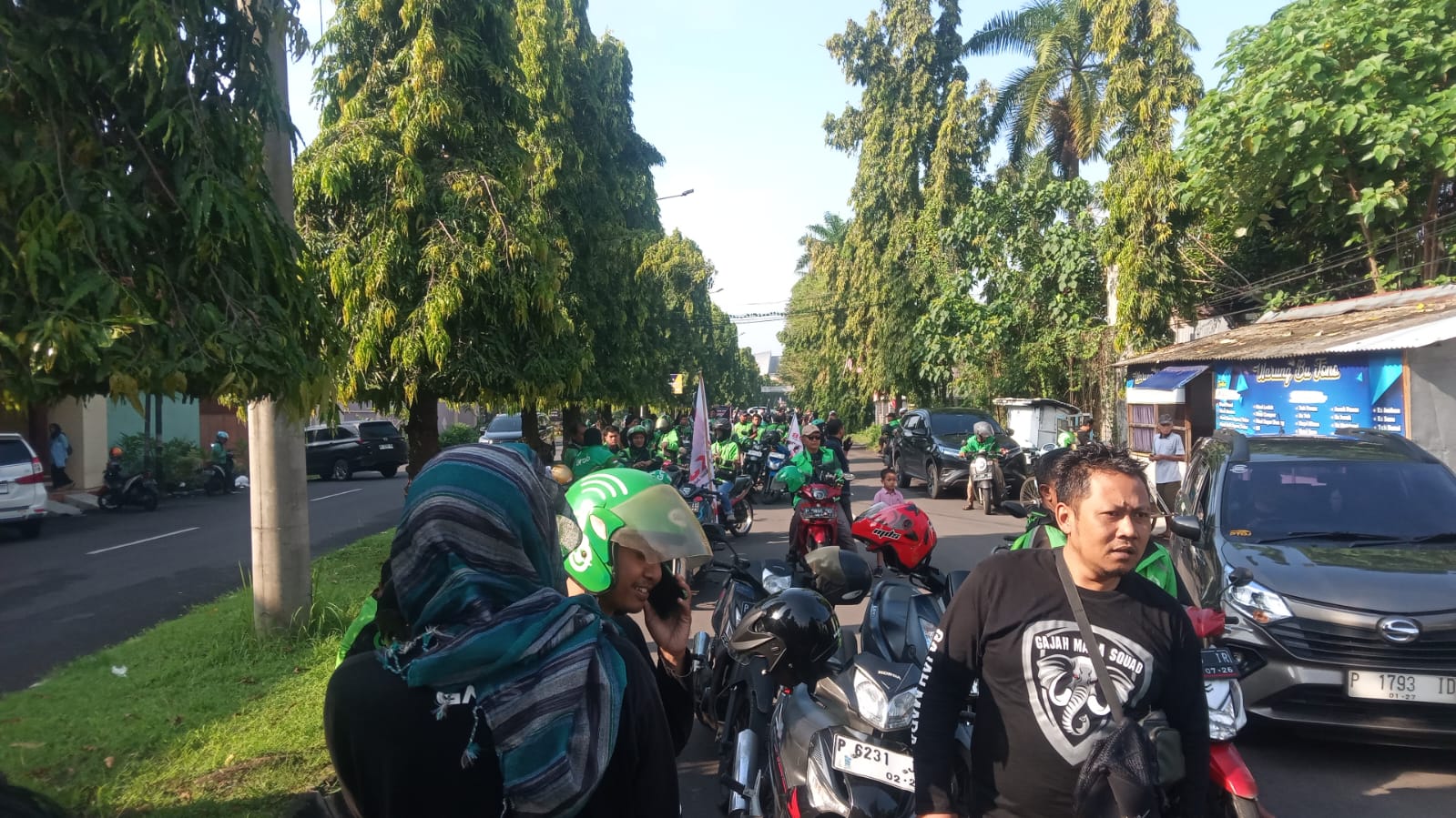 BERJEJER RAPI: Driver ojo di Jember tengah bersiap berkonvoi dari pelataran BSG menuju Kantor Pemkab Jember, Selasa (20/5) pagi