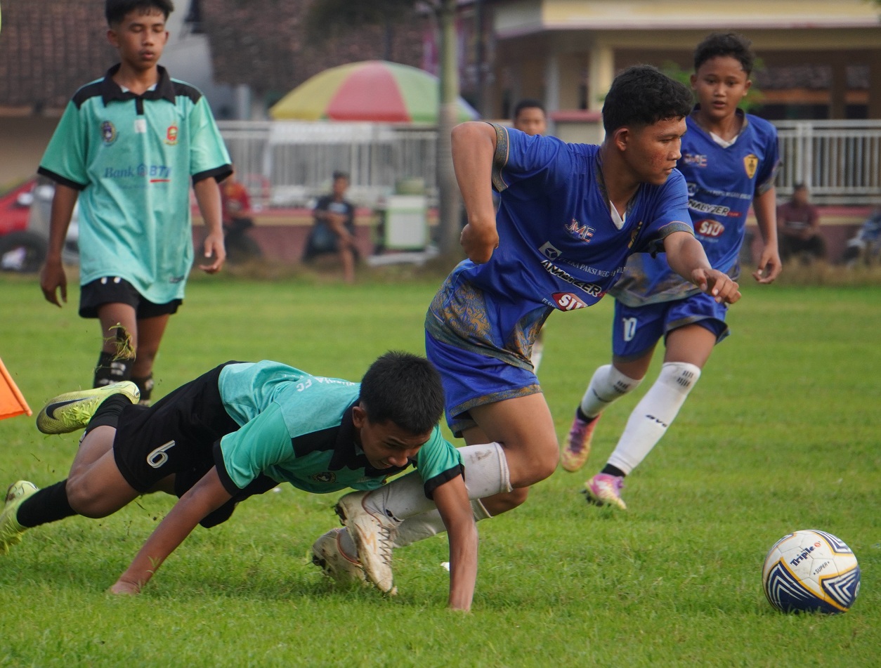 SENGIT: Pertandingan pembuka Piala Soeratin U-15 di Lapangan Pancakarya, Ajung, mempertemukan SSB Rengganis Rejo Agung melawan SSB Dharaka Jaguar. (YULIO FA/RADAR JEMBER)