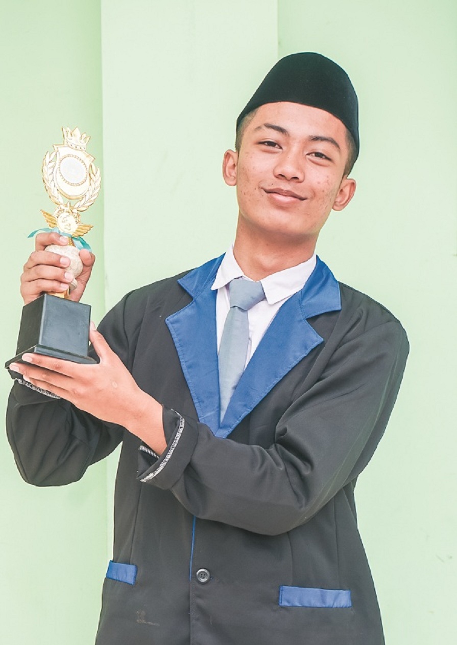 IMPRESIF: Siswa SMA Nuris Jember, Fabian Septa Pratama, pemenang paper terfavorit dalam kompetisi National Education Olympiad (NEO) tahun ini. (Nuris Jember)