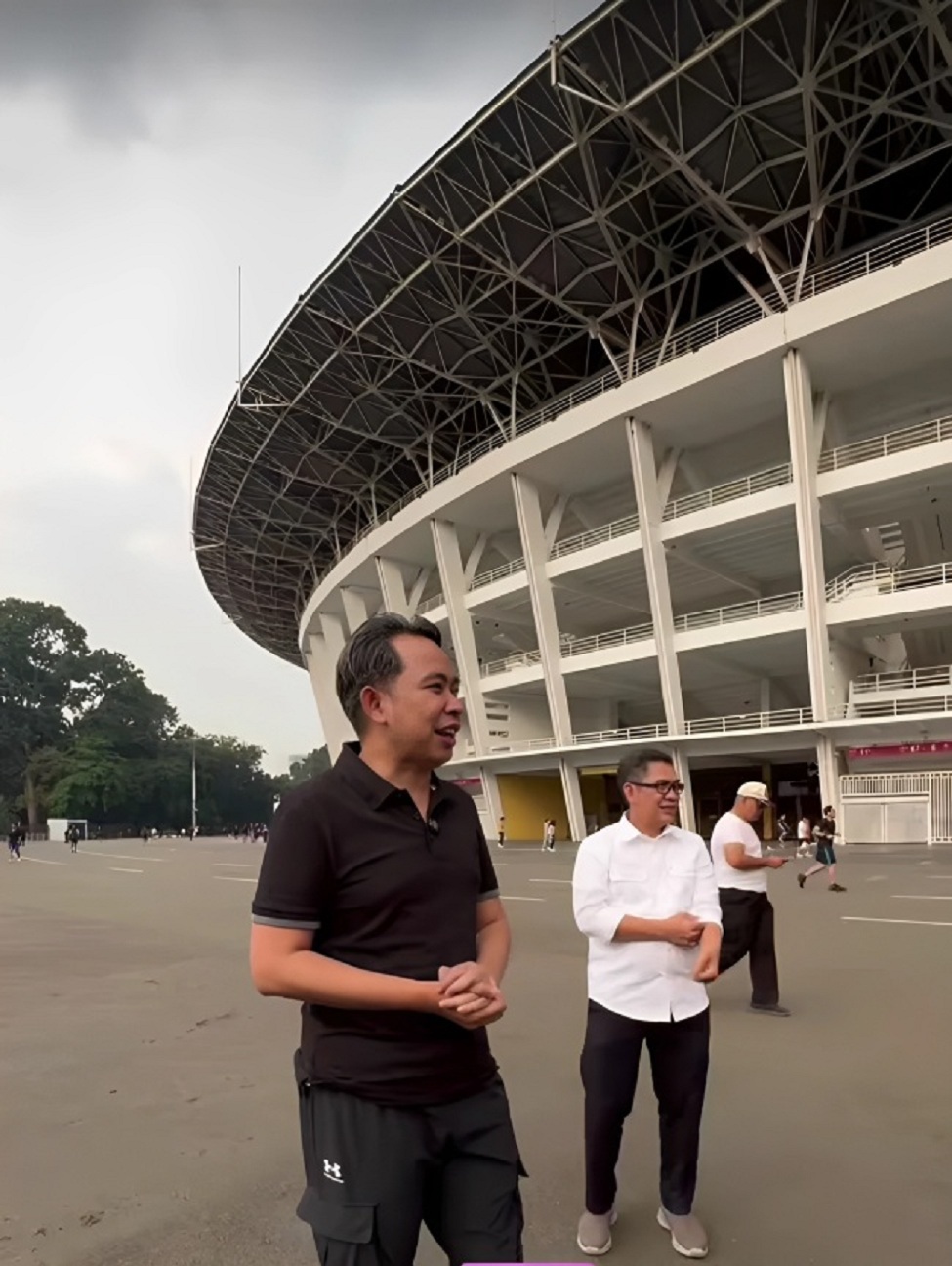 MAMPIR KE GBK: Gus Fawait saat melihat langsung suasana dan keramaian di kompleks SUGBK Jakarta, Selasa (20/5). (Gus Fawait)
