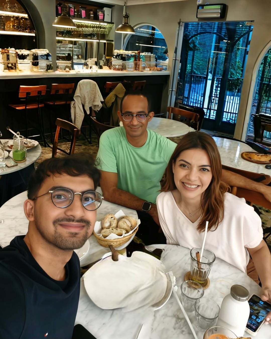 Najwa Shihab bersama suami, Ibrahim Sjarief Assegaf, dan anaknya, Izzat Assegaf. (Instagram @najwashihab)