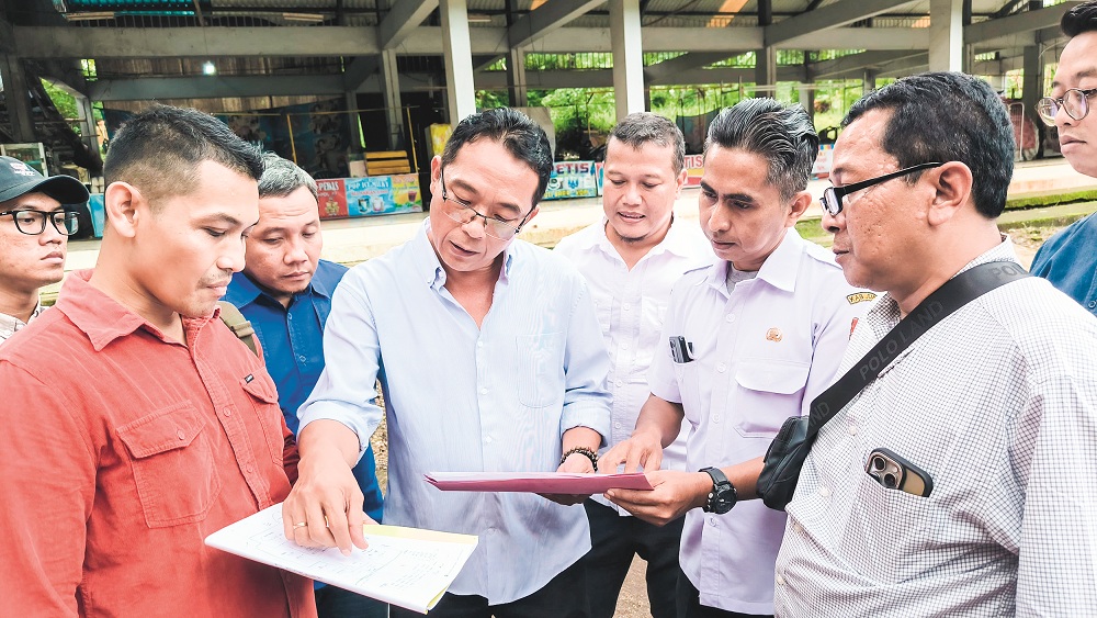 DATA PEMKAB LEMAH: Komisi C DPRD Jember sidak Pemandian Patemon, sore kemarin (21/5). Ini dilakukan untuk memastikan batas-batas lahan, karena sebagian diklaim milik warga. (Mega Silvia/Radar Jember)