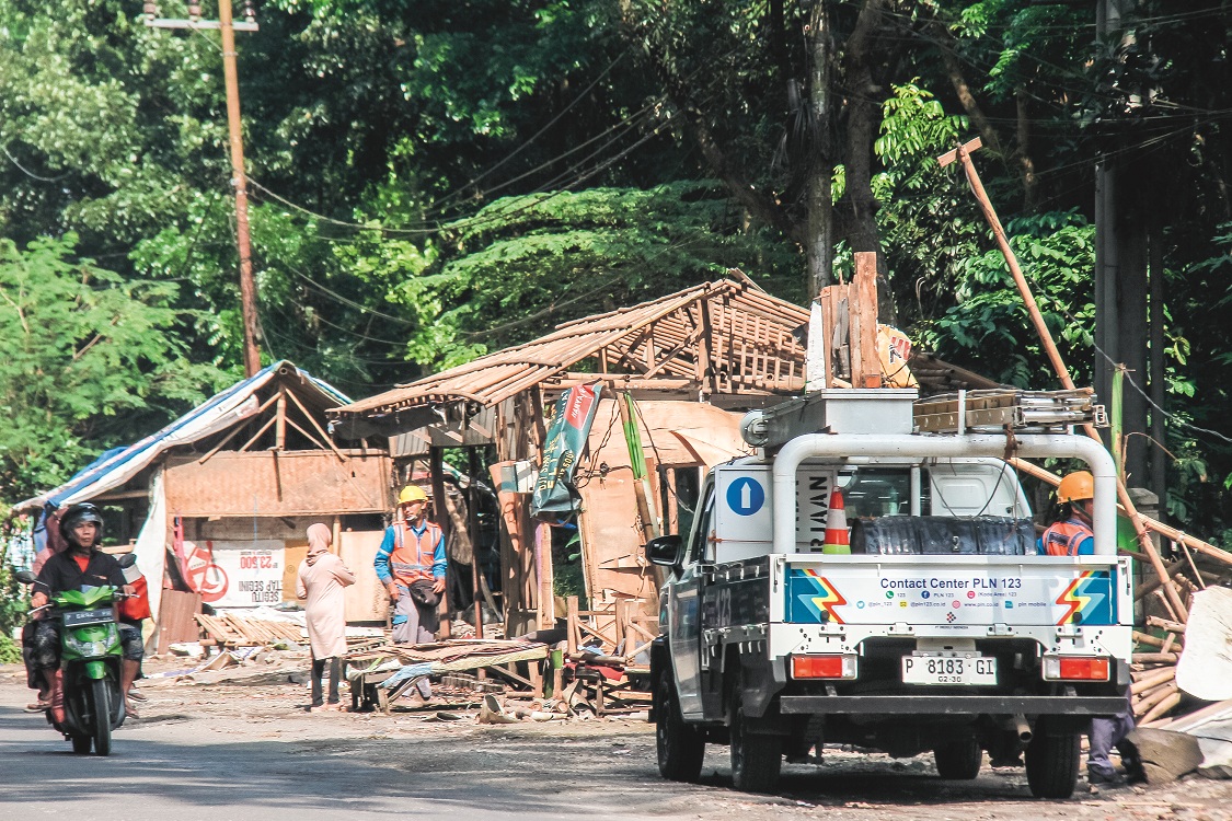 HAMPIR SELESAI: Puluhan warung di Jalan Airlangga, Dusun Kaliputih, Desa/Kecamatan Rambipuji telah dibongkar pemiliknya sebelum batas waktu yang ditetapkan. (JUMAI/RADAR JEMBER)