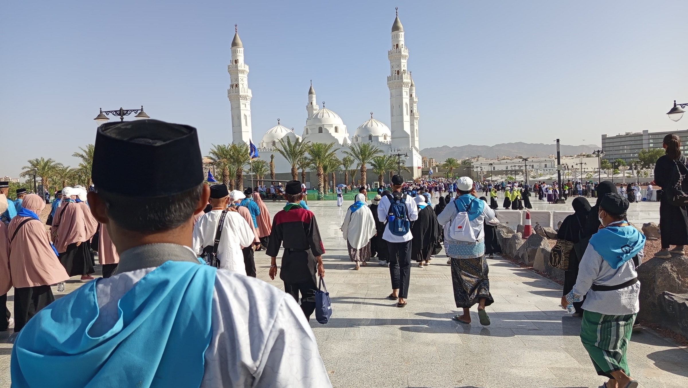 BEDA CUACA: Sejumlah jemaah haji direkomendasikan untuk selalu menenteng air mineral untuk persediaan air minum agar tidak dehidrasi. (MAHFIT)