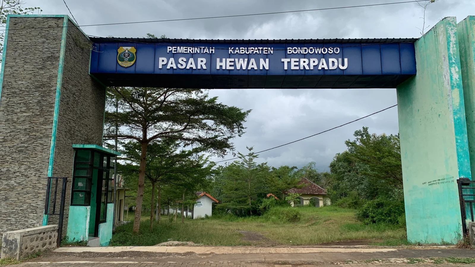 TANDA TANYA: Pintu masuk area pasar hewan terpadu Curahdami, di dalamnya juga terdapat RPH. (ILHAM/RJ)
