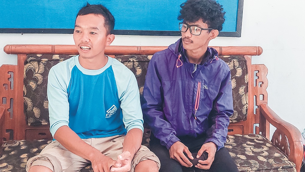 SELAMAT: Dua ABK yang berhasil diselamatkan personel Satgasmar Pengamanan Pulau Terluar (Pam Puter) Pulau Nusa Barong, setelah lompat dari kapal, Senin (19/5) lalu. (JUMAI/RADAR JEMBER)