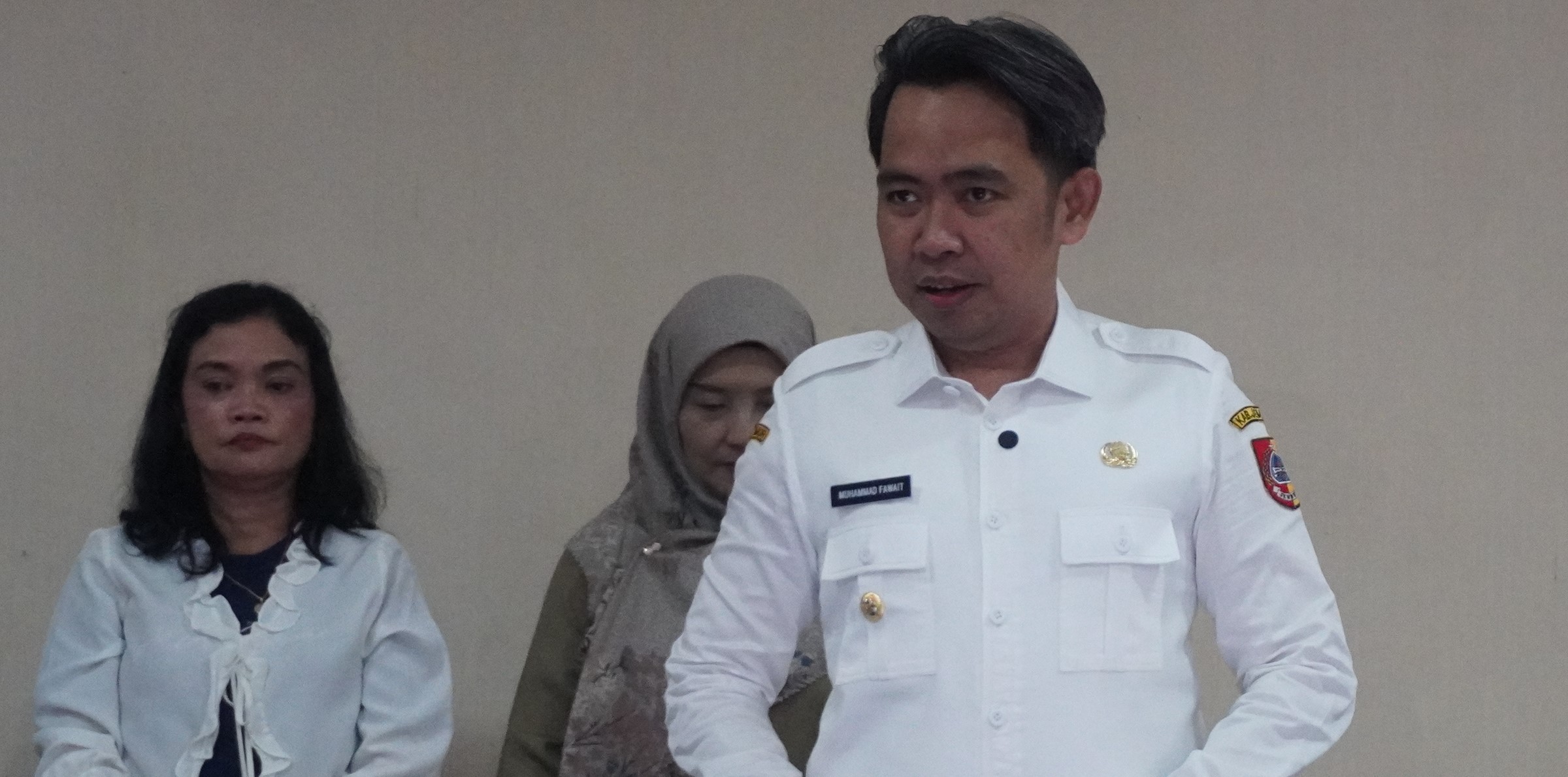 SAMPAIKAN PROGRAM: Gus Fawait, bersama jajarannya, saat menyampaikan rencana pemerintah daerah dalam sepekan ke depan secara terbuka, di Kantor DTPHP Jember, Rabu malam (21/5). (Maulana/JPRJ)