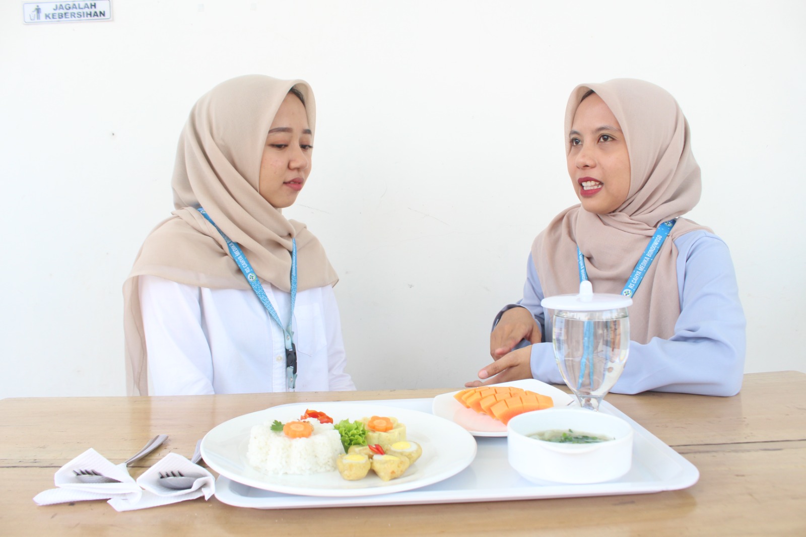 MENIKMATI: dua muda-mudi saat menikmati jam makan siangnya dengan mengonsumsi makanan sehat. (FAQIH/RJ)