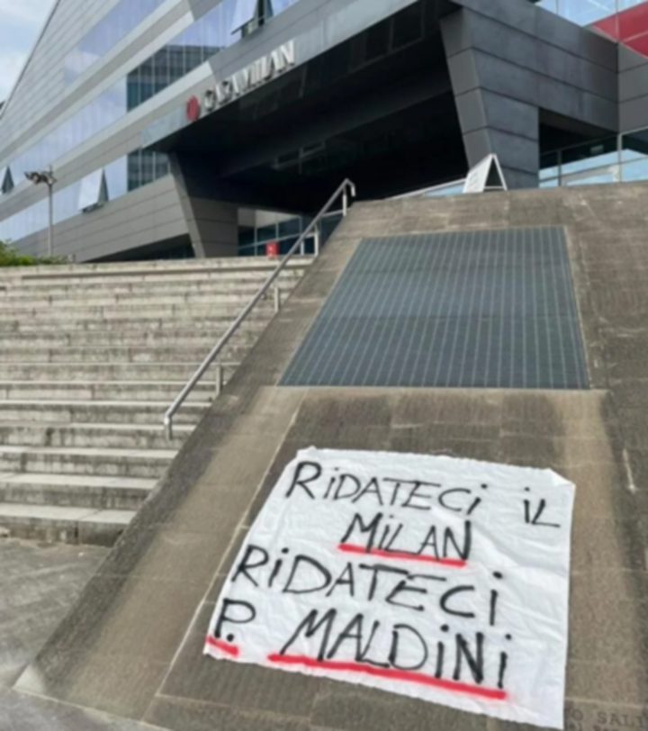 BREAKING NEWS! Fans Garis Keras Curva Sud Milan Protes Langsung ke Kantor Manajemen, Bentangkan Spanduk Keras, Minta Maldini Kembali