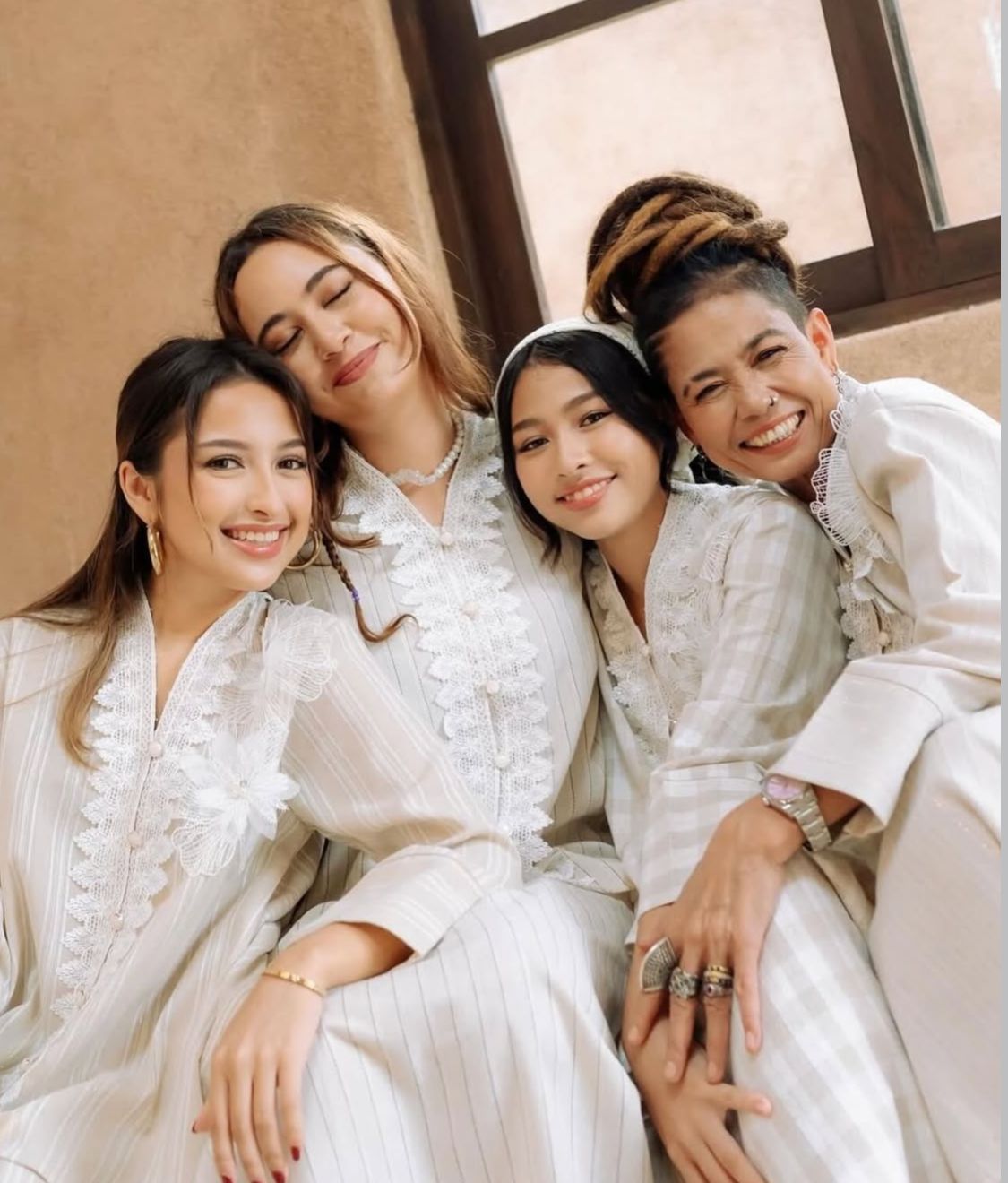 Jennifer coppen bersama adik-adiknya dan sang mertua (Instagram @Jennifercoppenreal20)