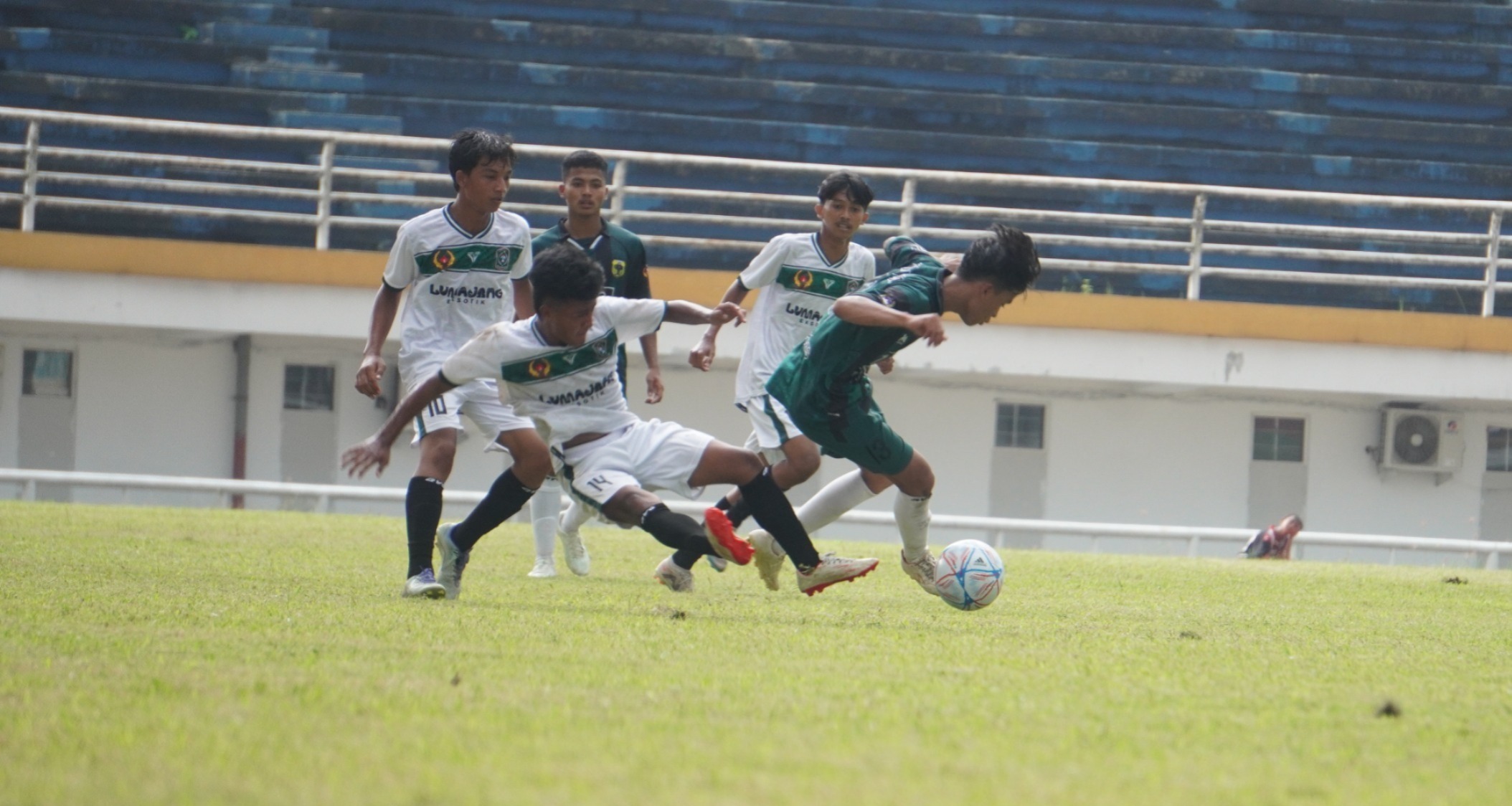 BERJIBAKU: Pemian Bondowoso (hijau) mencoba mempertahankan bola dari pemain lawan. (YULIO FA/RJ)