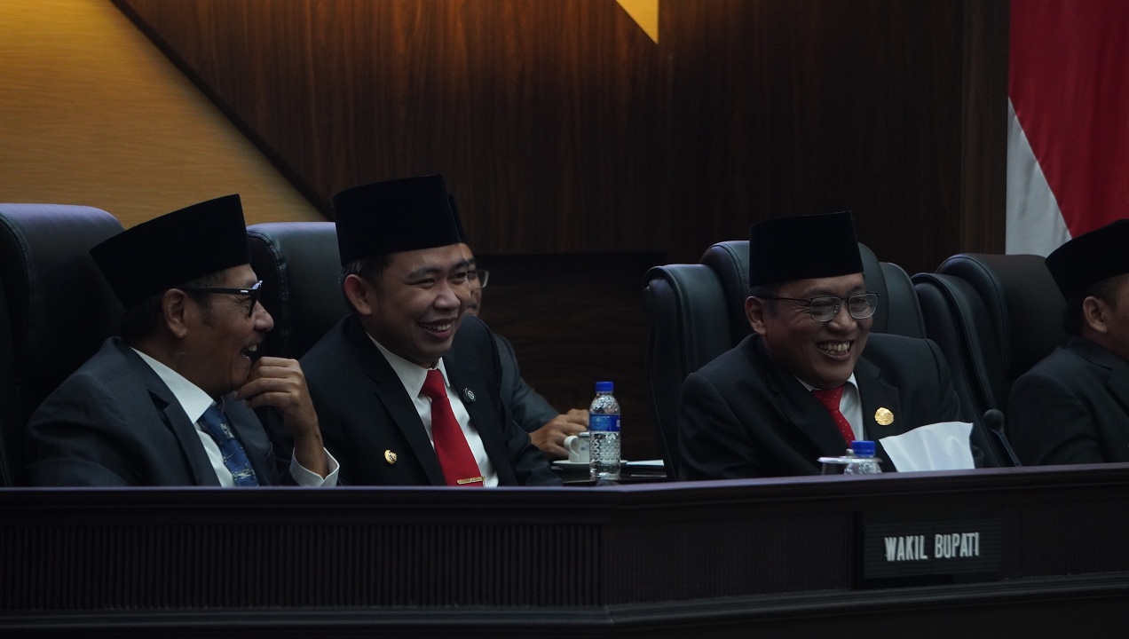 SAMPAIKAN KABAR: Bupati Jember Gus Fawait bersama Wabup Djoko Susanto seusai rapat paripurna penggantian antarwaktu legislator dari Fraksi PKB, di Gedung DPRD Jember, Rabu (21/5/2025). (YULIO FA/RJ)
