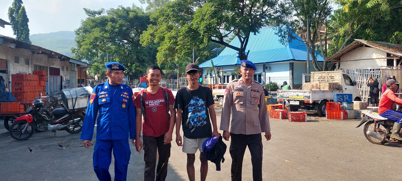 DIPULANGKAN: Dua ABK asal Cirebon dan Jakarta Barat yang terdampar di Pulau Nusa Barong Jember, Senin (19/5/2025) lalu, dipulang oleh Satpolair Polres Jember, Jumat (23/5/2025). (JUMAI/RADAR JEMBER)