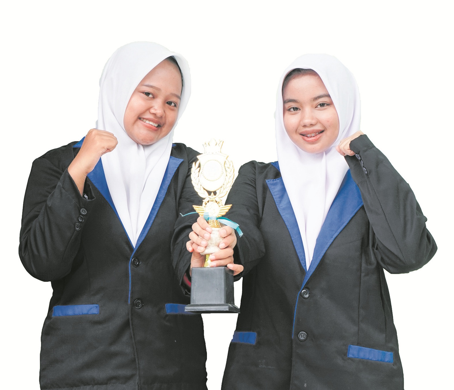SANTRI CERDAS: Siswa SMA Nuris Jember, Dita Aprilia dan Umrotul Alfi, sukses meraih juara favorit dalam ajang National Essay Olympiad (NEO) tingkat nasional pada Februari lalu. (Nuris Jember)