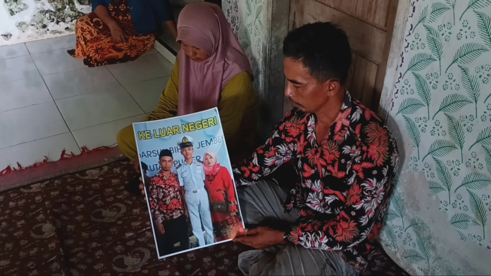 CEMAS: Foto Badrus Sholeh, siswa yang hilang di perairan Masalembu, Sumenep, ditunjukkan oleh ibu korban, Nurhasanah, bersama Mulyadi, ayahnya. (M ADHI SURYA/RADAR JEMBER)