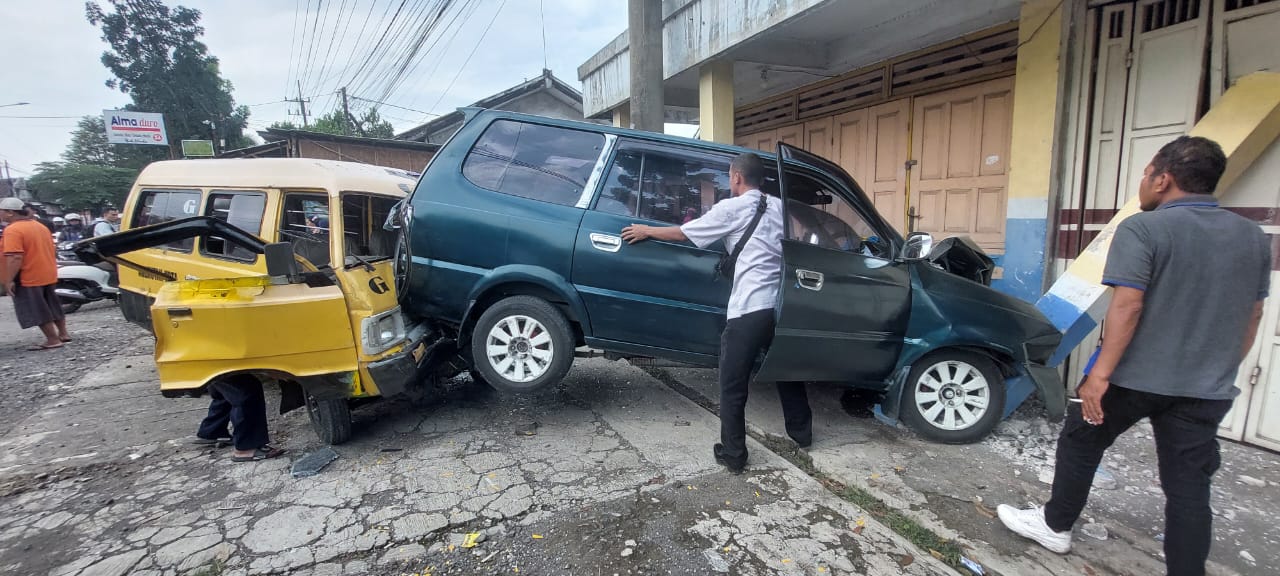 LENGKET: Sebuah mobil angkot G jurusan Tawang Alun- Gladak Pakem terlibat kecelakaan debgan mobil Toyota Kijang di Jala Brawijaya, Desa Jubung, Sukotambi Jumat (23/5) pukul 11.00.(Jumai/RJ)