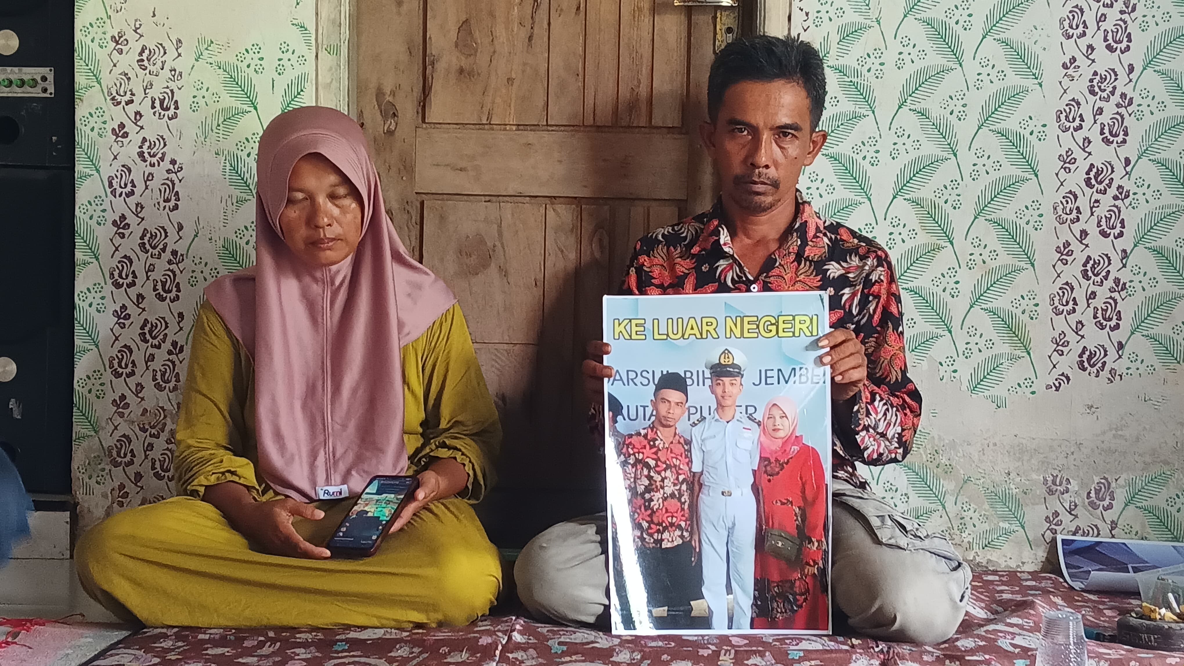 Duka dan kecemasan menyelimuti keluarga Badrus Sholeh,17, siswa SMK Perikanan dan Kelautan Puger, Jember, setelah sang anak dilaporkan hilang saat menjalani Praktek Kerja Lapangan (PKL). (M Adhi S/RJ)
