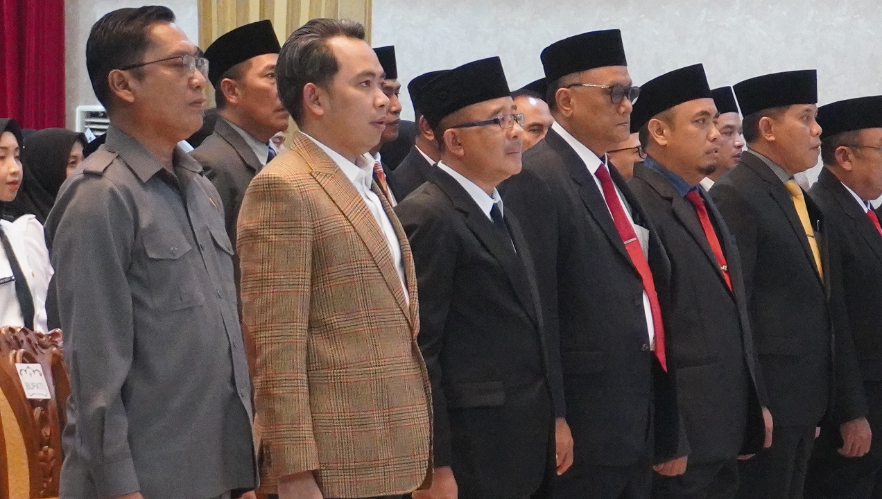 SAMPAIKAN RENCANA: Bupati Jember Muhammad Fawait bersama sejumlah pejabat, di Pendapa Wahyawibawagraha Jember. MAULANA/RADAR JEMBER