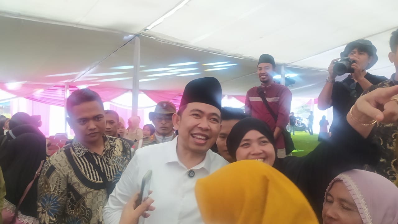 IDOLA EMAK-EMAK: Gus Fawait&nbsp;saat menyapa warga Kecamatan Tanggul&nbsp;dalam kesempatan menjalankan program bupati ngantor di desa, Jumat petang (23/5). (Foto. Basit)