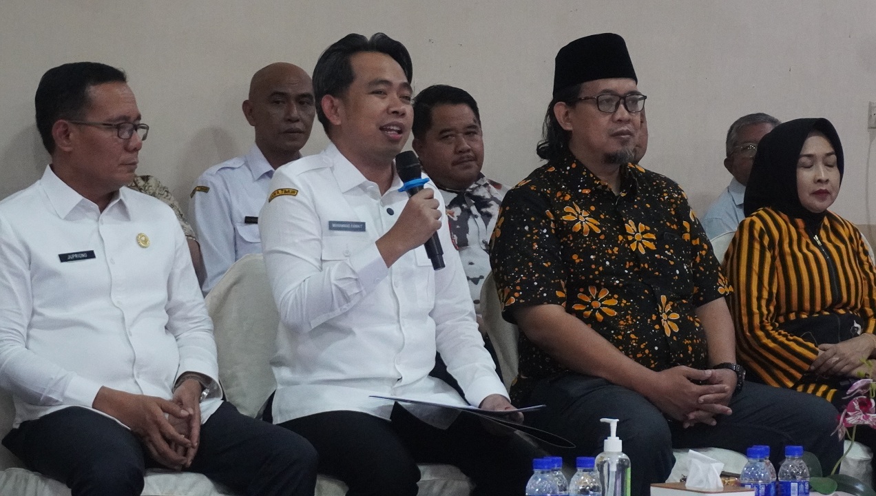 SAMPAIKAN PROGRAM: Gus Fawait, bersama jajarannya, saat menyampaikan rencana pemerintah daerah dalam sepekan ke depan secara terbuka, di Kantor DTPHP Jember, Rabu malam (21/5). (MAULANA/RADAR JEMBER)