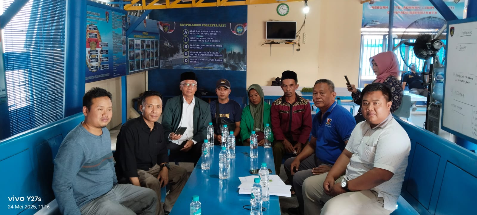 KOORDINASI : Cabdin Wilayah Jember Dampingi Orang Tua Siswa Korban Hilang ke Tempat PKL di Pelabuhan Juwana, Kabupaten Pati, Jawa Tengah, Sabtu, (24/5). (CABDIN WILAYAH JEMBER)