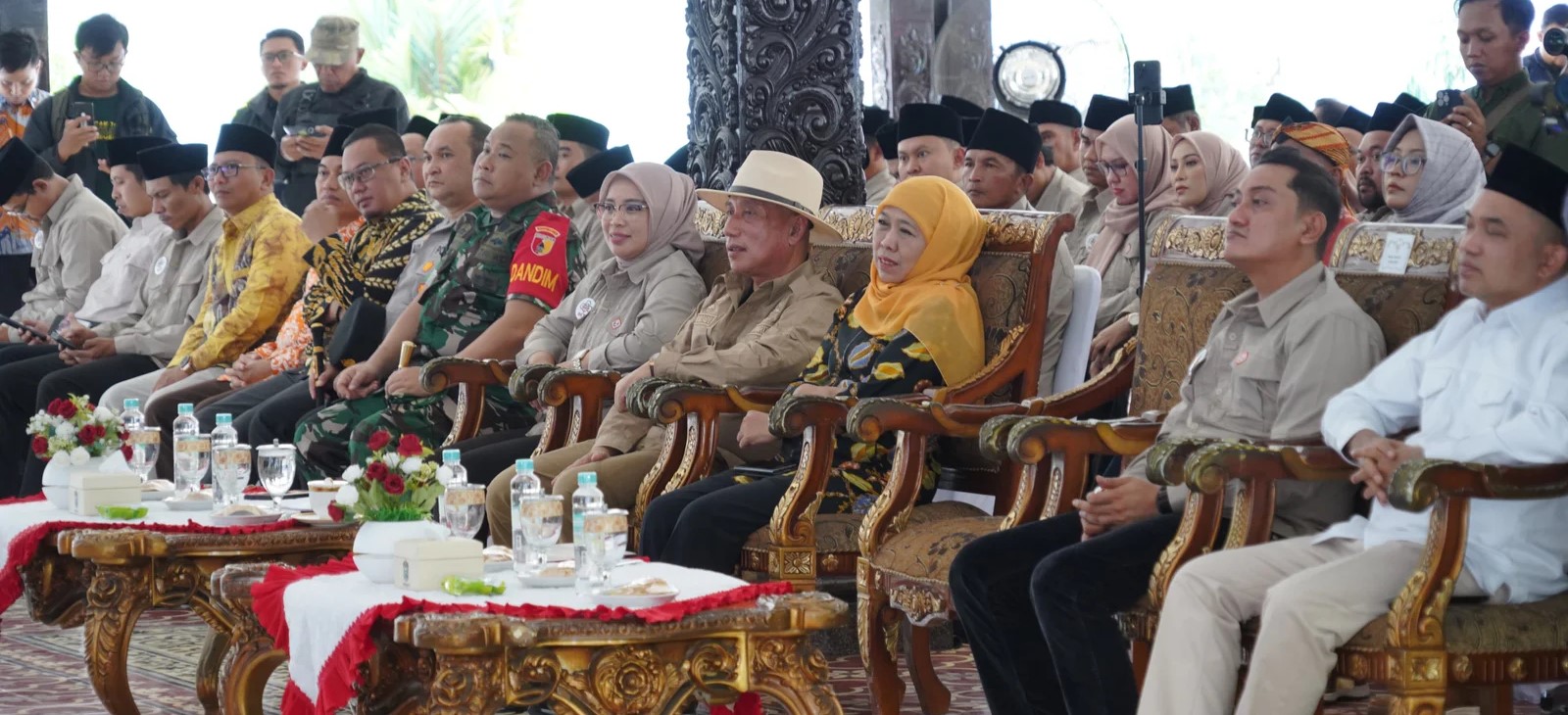 Gubernur Jatim Khofifah Indar Parawansa bersama Bupati Lumajang Indah Amperawati dan Yudha Adji Kusuma saat menghadiri pelantikan HKTI Lumajang.