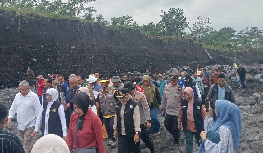 Gubernur Jatim Khofifah Indar Parawansa bersama Bupati Lumajang Indah Amperawati saat meninjau perbaikan tanggul di Desa Sumberwuluh, kemarin.