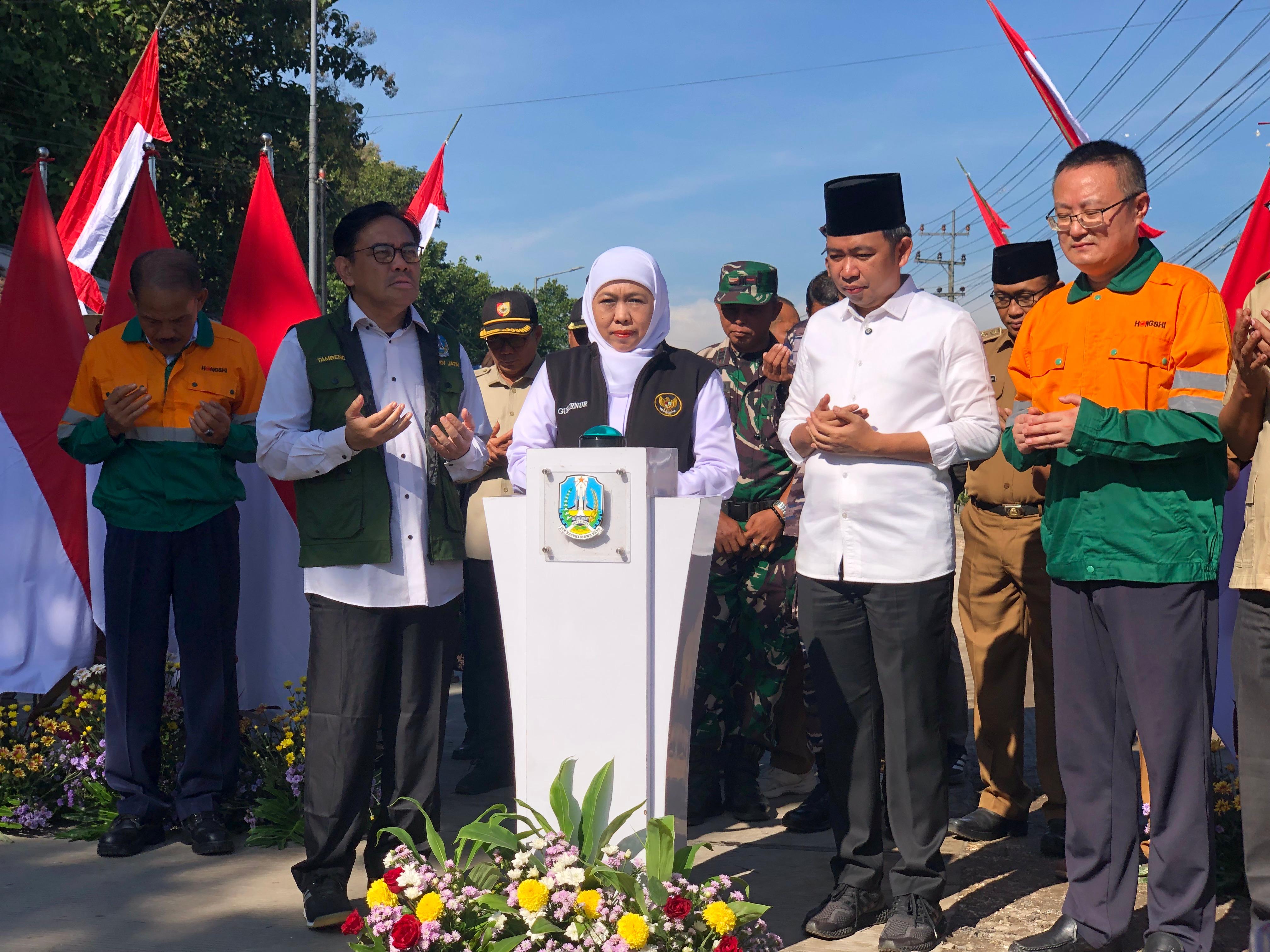 BERDOA: Gubernur Jatim Khofifah Indah Parawansa bersama Bupati Jember Muhammad Fawait berdoa sebelum meresmikan jalan beton di Desa Kasiyan Timur Kecamatan Puger, (YULIO FA/RJ)