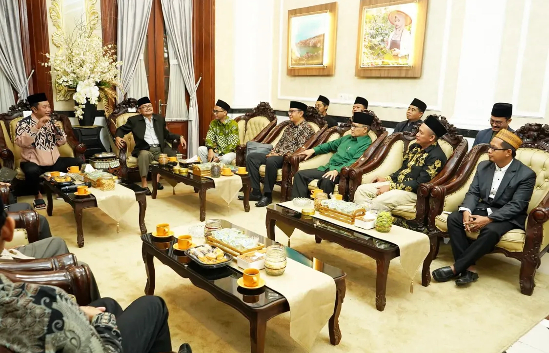SINERGI: Bupati Bondowoso Abdul Hamid Wahid berdiskusi dengan perwakilan perguruan tinggi di Tapal Kuda. (KOMINFO BONDOWOSO)