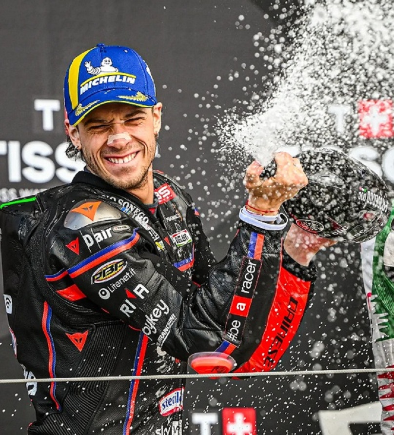Selebrasi kemenangan Marco Bezzecchi (Aprilia Racing) dalam GP Inggris Raya di Sirkuit Silverstone. (Instagram @motogp_deutschland)
