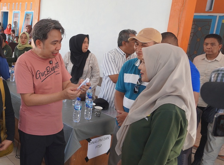 Bupati Jember Gus Fawait menemui masyarakat yang memanfaatkan layanan adminduk dan pengurusan perizinan usaha di Kantor Desa Kramat Sukoharjo, Kecamatan Tanggul, Sabtu (24/5/2025). (Maulana/RJ)