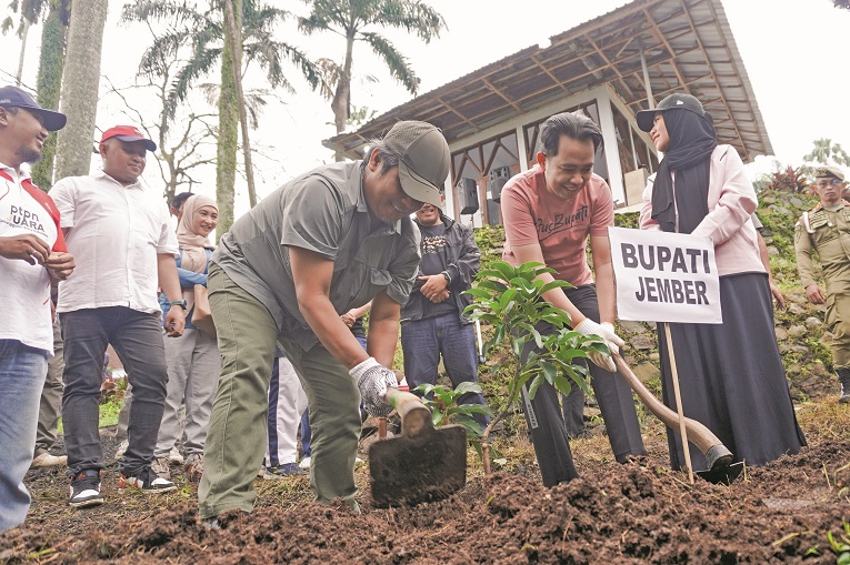 Gus Fawait ditemani istri, sekda, dan para kepala OPD, menanam pohon secara simbolis di sekitar area Kantor PTPN XII Perkebunan Zeelandia, Desa Kramat Sukoharjo, Tanggul, Jember. (Maulana/RJ)