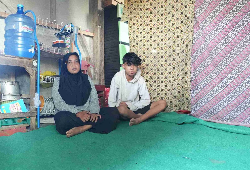 Rustini dan anaknya, Rizky, di rumahnya yang berukuran 2x3 meter, di Banjarnegara, Jateng. (Kemensos RI)
